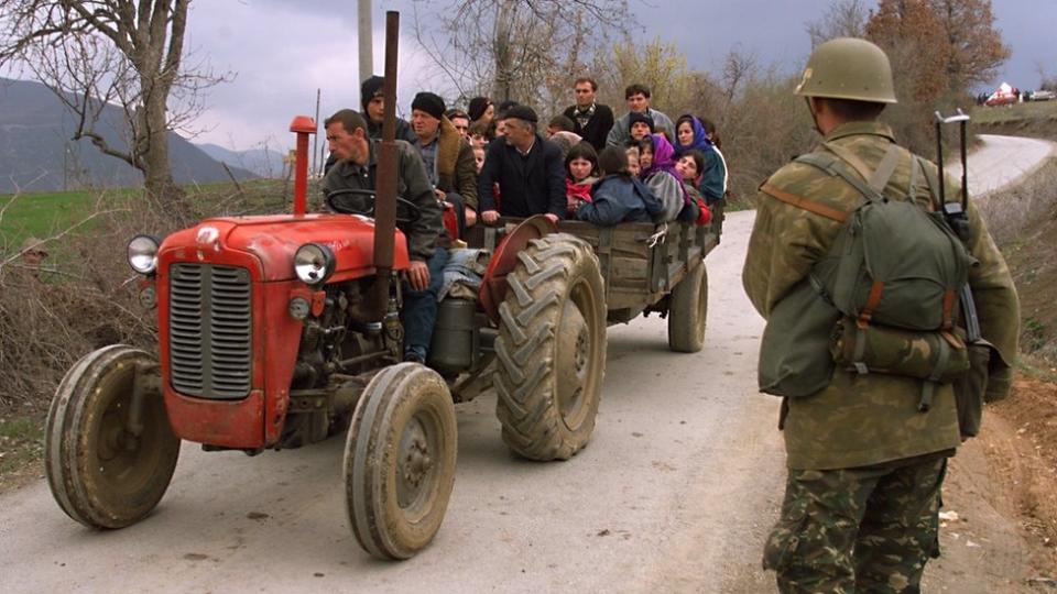 Refugiados fugindo durante a crise de Kosovo em 1999