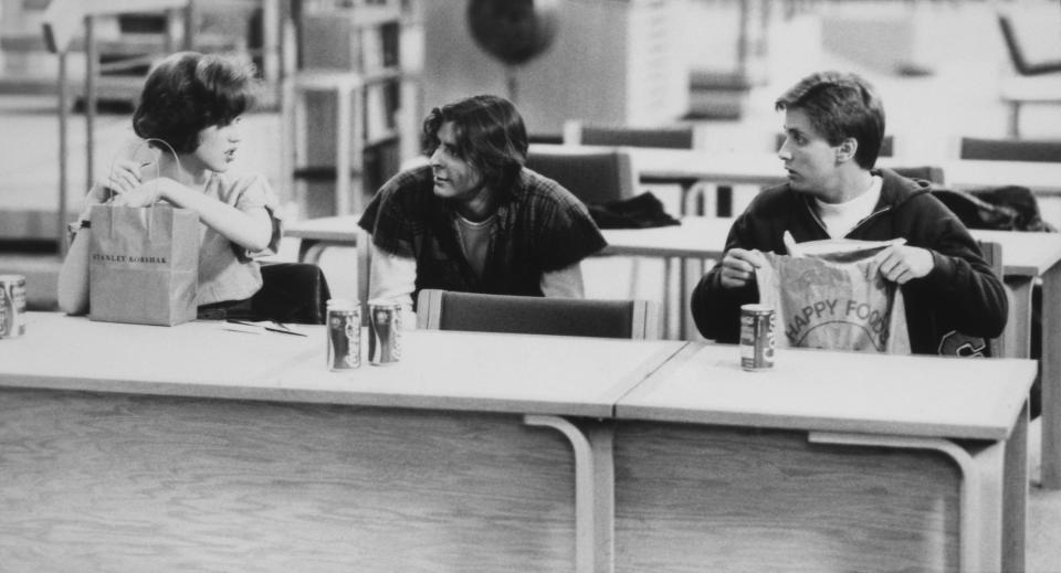 Molly Ringwald, Judd Nelson y Emilio Estevez en una escena de 'The Breakfast Club', 1984. (Photo by: Universal History Archive/Universal Images Group via Getty Images)