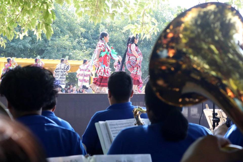 Alumnos de Maqueos Music tocaron la música para varias de las danzas de la Guelaguetza Fresno 2023 que se llevó a cabo el domingo.