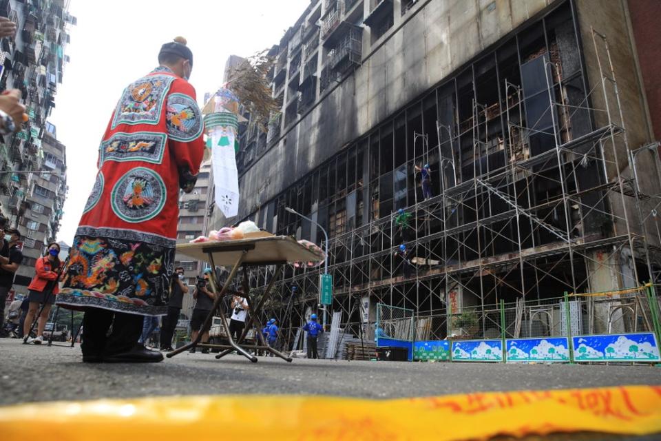 Taoist priest holds a ceremony for the victims after a fire broke out in a residential building in Kaohsiung (REUTERS)