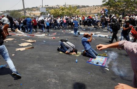 Palestinians clash with Israeli security forces outside Jerusalem's Old city. REUTERS/Ronen Zvulun