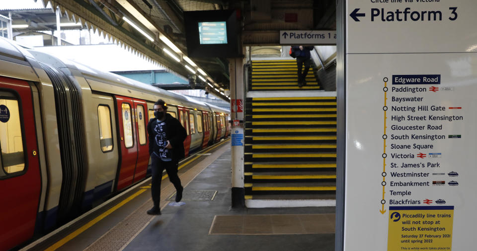 Un hombre corre por un andén desierto de la estación de Edgware Road del tren subterráneo de Londres el 10 de marzo del 2021. (AP Photo/Alastair Grant)