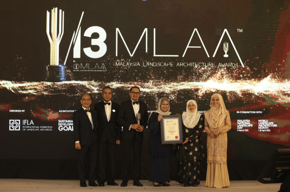 Setia Bayuemas Lake Park received the Honour Award of the Landscape Development Award, which was presented to Datuk Yuslina Mohd Yunus, S P Setia Executive Vice President (3rd from right).