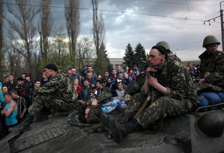 Ukrainian troops are blocked by pro-Russia supporters in the eastern Ukrainian city of Kramatorsk on April 16, 2014
