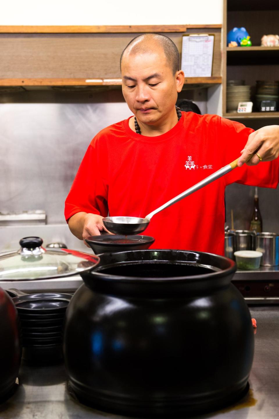 陳銘毅刻意選用台灣羊骨熬湯，肉味鮮濃富層次。