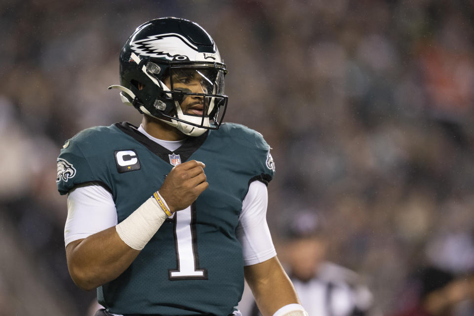 El mariscal de campo Jalen Hurts y los Philadelphia Eagles lideraron la NFL en carreras terrestres la temporada pasada.  (Foto de Mitchell Leff/Getty Images)