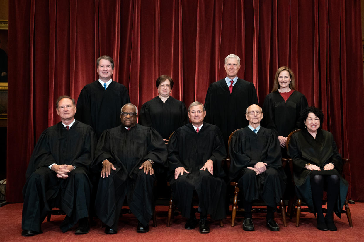 Los magistrados de la Corte Suprema en Washington el 23 de abril de 2021. El Supremo está en el ojo del huracán tras la filtración de un borrador de trabajo que abriría la puerta a la ilegalización del aborto en EEUU. (Erin Schaff/The New York Times)