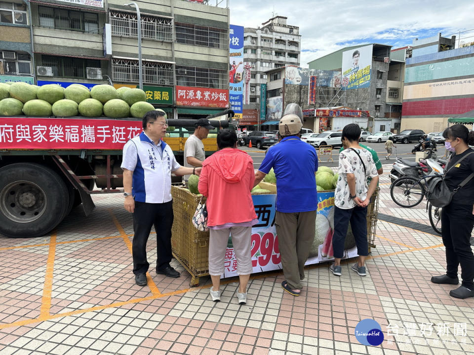 蘇處長推薦花蓮農產品。（記者扶小萍攝）