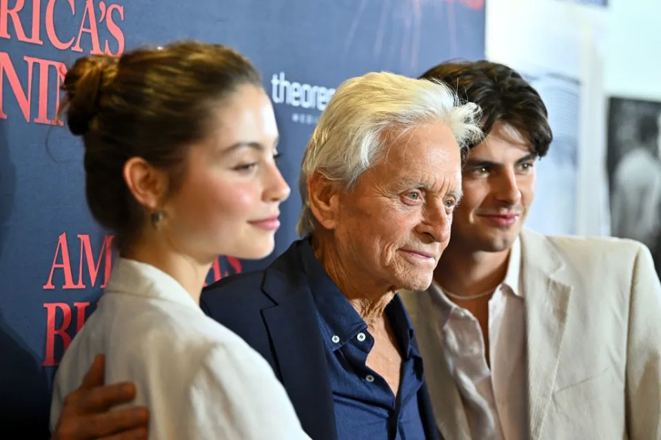 Getty Michael Douglas con sus hijos Dylan y Carys en la premiere de 'America's Burning' en Nueva York el 10 de julio de 2024 Images