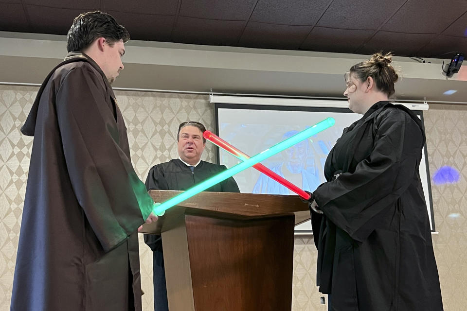 ARCHIVO - Julia y Robert Jones durante su boda con temática de la "Guerra de las Galaxias" el 4 de mayo de 2023, en Akron, Ohio. (AP Foto/Patrick Orsagos, archivo)