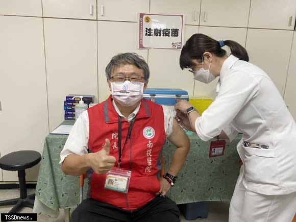 南投醫院公費流感疫苗開打，院長洪弘昌更是率先挽袖接種。(南投醫院提供)