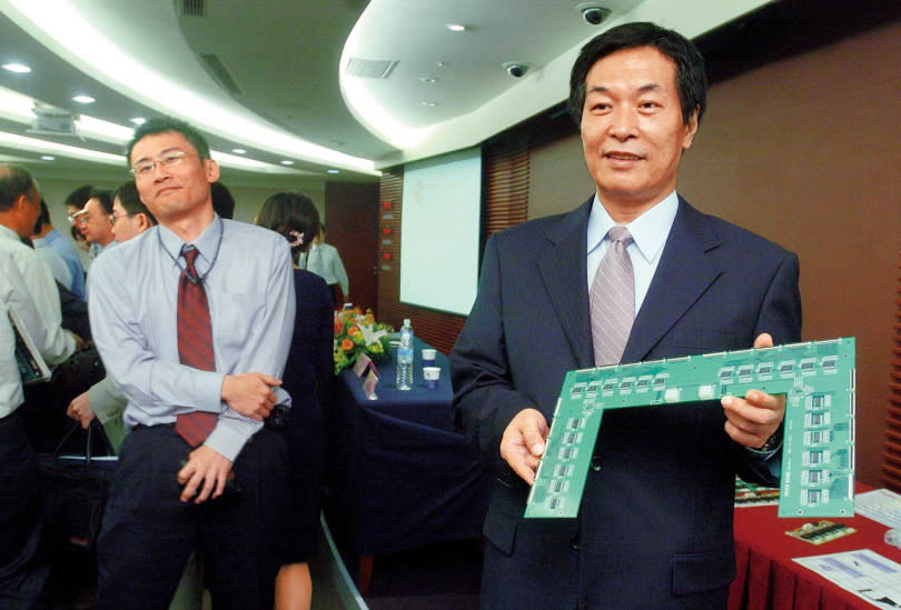2006年瀚荃還在上櫃階段，楊超群拿著連接器出席法說會。（圖／報系資料照）