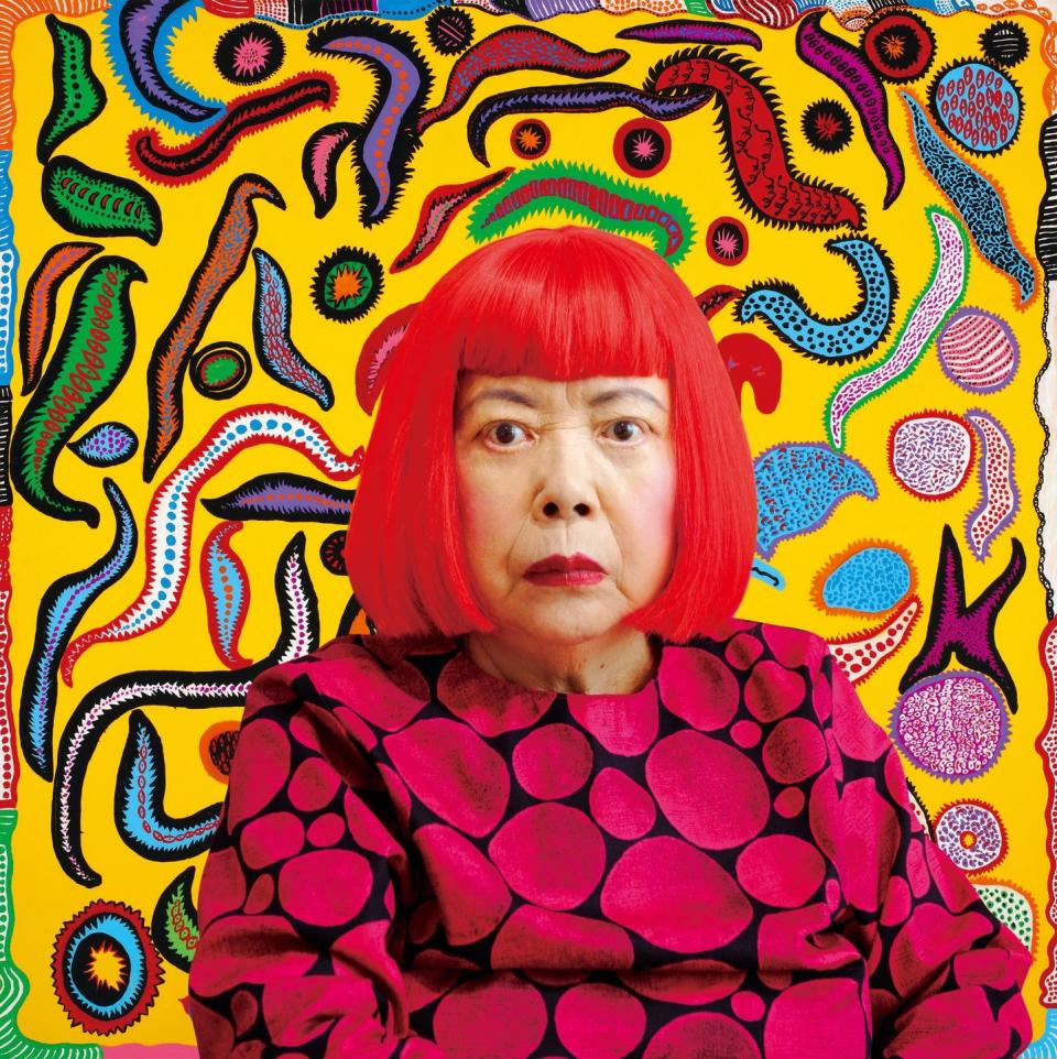 <p><strong><em>¿Por qué ella? </em></strong>Conocida por su icónico corte de pelo rojo y su afición por los lunares, esta artista es tan excéntrica como talentosa. Vive voluntariamente en un asilo psiquiátrico en Tokio, que ha sido su hogar desde 1977. En los últimos años, sus exposiciones a gran escala en la Tate Modern y el Centro Pompidou han sido espectáculos con entradas agotadas y le han ganado nuevos y jóvenes seguidores a través de las redes sociales. Después de llegar a Nueva York en 1958, la artista comenzó a aplicar el motivo de puntos en papel, lienzos, paredes e incluso en su propio cuerpo desnudo.</p><p><strong><em>Momento decisivo: </em></strong>Sus primeras pinturas <em>Infinity Net,</em> lienzos monocromáticos llenos de miles de pequeños puntos, allanaron el camino para el minimalismo. También ayudó a ser pionera en el arte pop, la interpretación y la instalación.</p><p><strong><em>Lo próximo: </em></strong>El desfile Crucero 2023 de Louis Vuitton presentó una nueva colaboración con el artista a través de bolsos inspirados en <em>Infinity Mirror Rooms,</em> la colección completa se lanzará en enero. </p><p><em><strong>Ha dicho: </strong></em><em>“¡Traigan a Picasso, traigan a Matisse, traigan a cualquiera! ¡Me enfrentaría a todos ellos con un solo lunar!”</em></p>