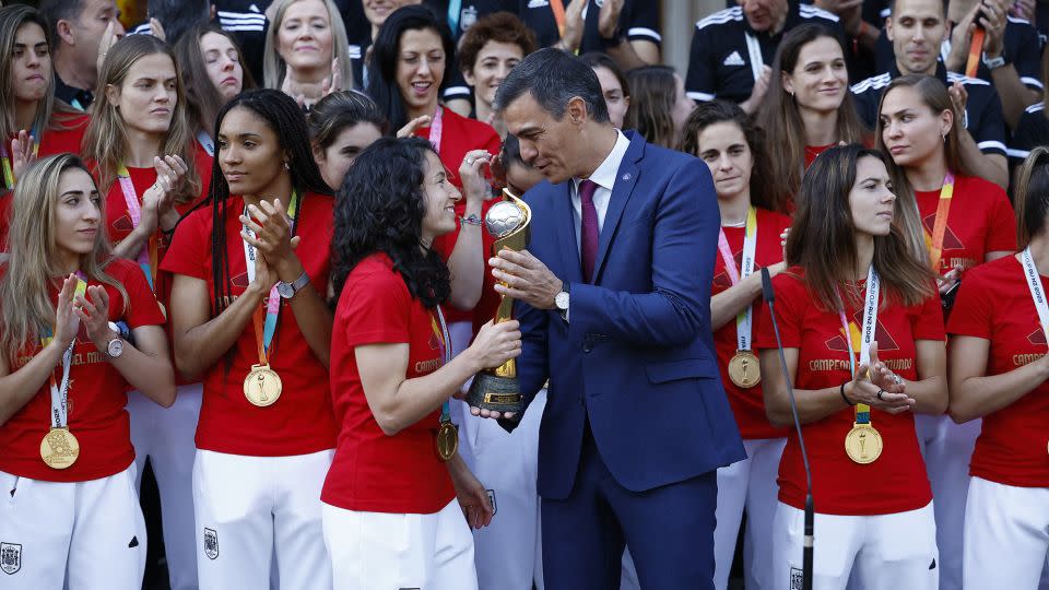 El primer ministro español dice que las disculpas del jefe de la FIFA por besar a Jennifer Hermoso «no son suficientes»