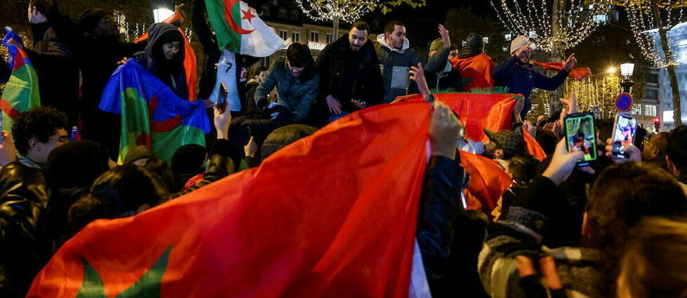 Les supporteurs marocains ont célébré la victoire de leur équipe le 6 décembre.  - Credit:JULIEN MATTIA / ANADOLU AGENCY / Anadolu Agency via AFP