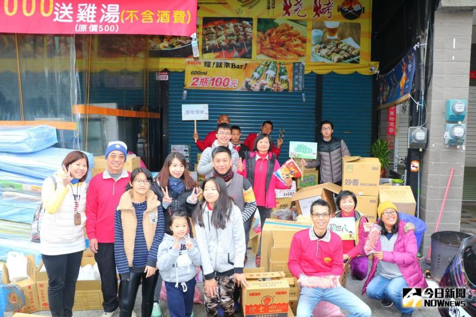 ▲家扶中心員林展愛隊志工將募集來的民生用品與食品等物資，運送到扶助家庭中，在寒冬中傳遞暖流。（圖／記者陳雅芳攝，2018.02.04）