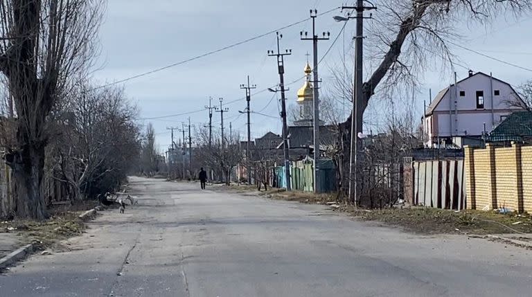 Una calle desierta en Ostriv, paralela al río Dnieper