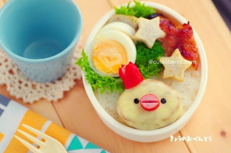 （圖片來源：https://www.instagram.com/cuteobento/） 平常吃的食物只要加入一點小巧思就能立刻轉換印象。將漢堡排包覆起司並點綴雕花小香腸，就完成可愛的小雞造型漢堡排〜