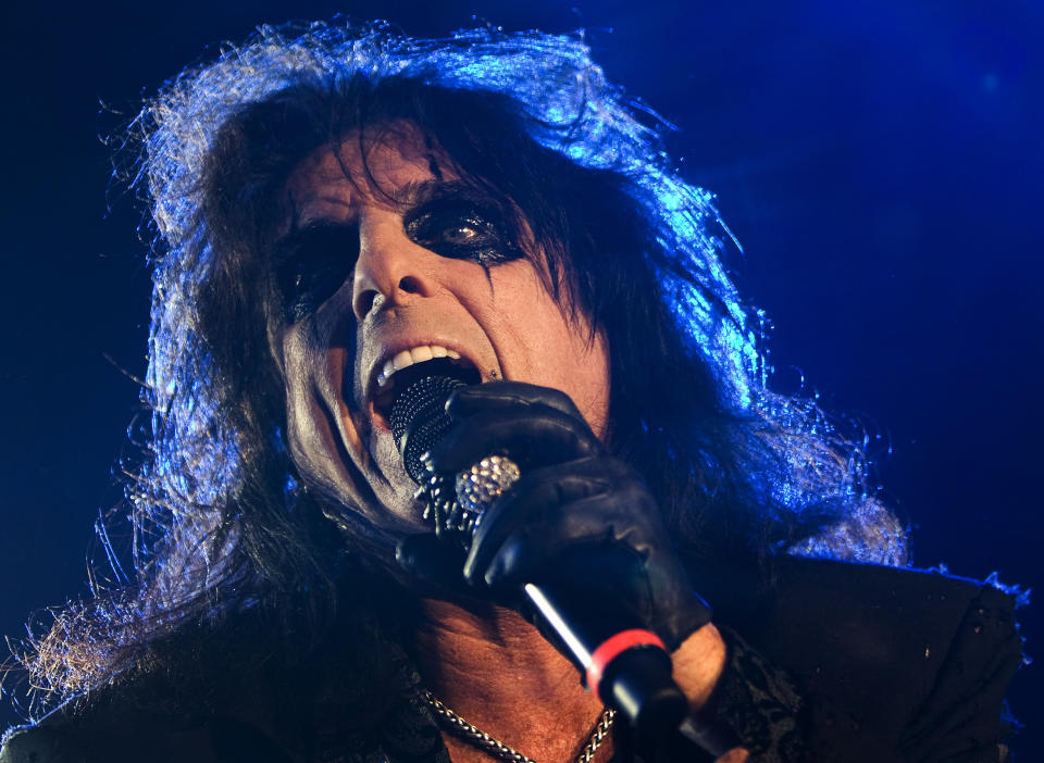 Rock star Alice Cooper performs during the 43rd Montreux Jazz Festival in Montreux July 8, 2009. REUTERS/Valentin Flauraud (SWITZERLAND ENTERTAINMENT)