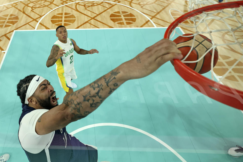 El estadounidense Anthony Davis encesta durante un encuentro de cuartos de final del basquetbol olímpico ante Brasil, el martes 6 de agosto de 2024, en París (Jamie Squire/Pool Photo via AP)