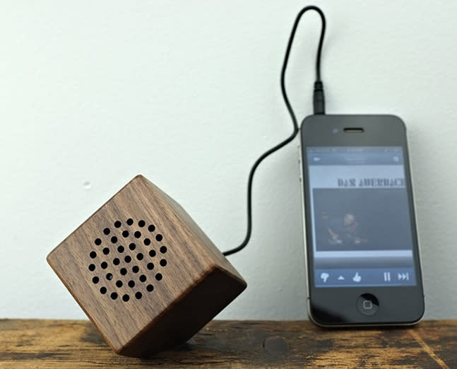 Mini bocina de madera para el teléfono celular. Cool material.