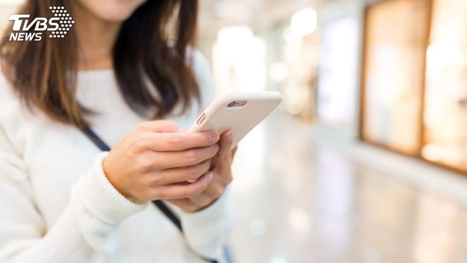 台北一名女子手機送修後，相簿內容疑遭偷看。（示意圖／Shutterstock達志影像）