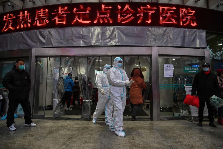 (ARCHIVOS) Esta foto de archivo tomada el 25 de enero de 2020 muestra a miembros del personal médico con ropa protectora en el Hospital de la Cruz Roja de Wuhan en Wuhan, mientras la ciudad luchaba contra el brote del otrora misterioso virus que finalmente mató a millones de personas en todo el mundo.