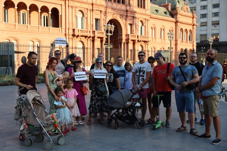 Con dos bebés nacidos hace pocos meses en la Argentina, varias familias de origen ruso se manifestaron esta tarde delante de la Casa Rosada