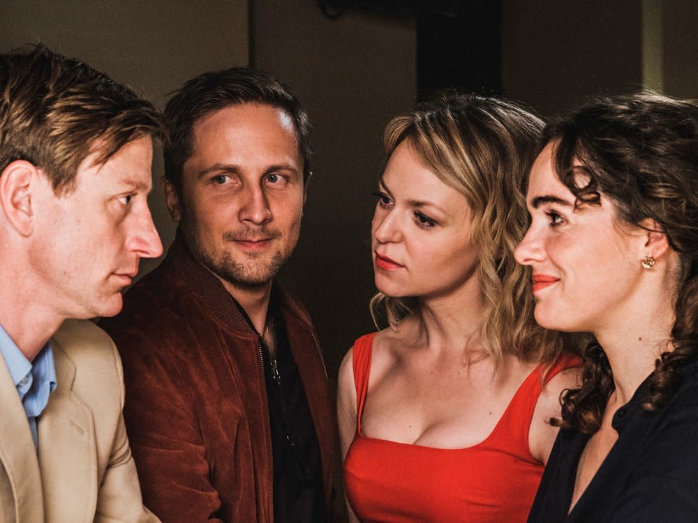 "Schönes Schlamassel": Daniel (Maxim Mehmet), Tobias (Lasse Myhr), Laura (Lisa Wagner) und Anne (Verena Altenberger) sind gute Freunde. (Bild: BR/ORF/Bavaria Fiction GmbH/Conradfilm)