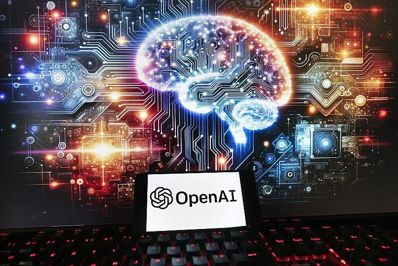 El logotipo de OpenAI se muestra en un teléfono celular con una imagen en un monitor generado por el modelo de texto a imagen Dall-E de ChatGPT.