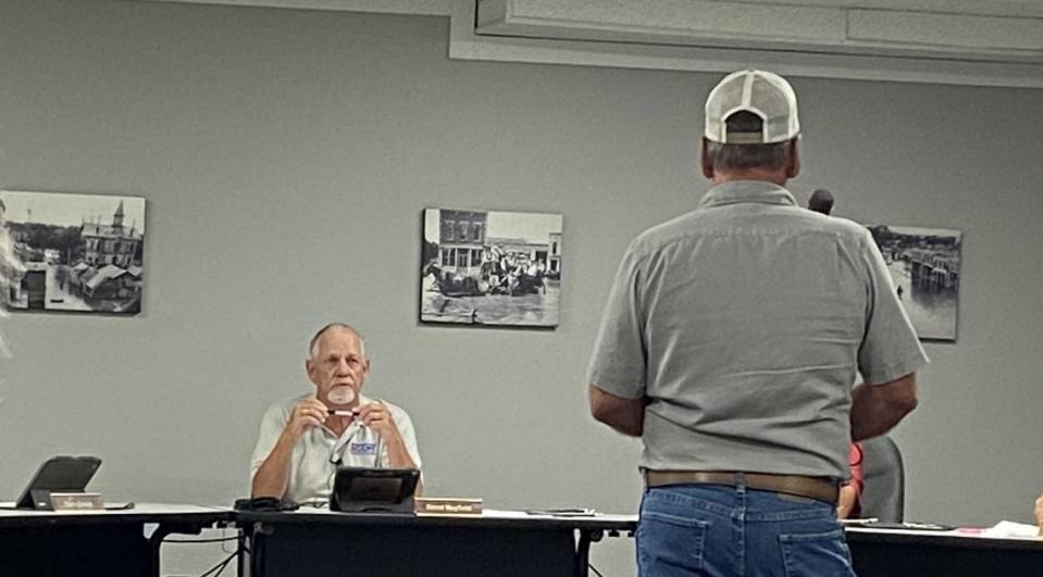 Marion Mayor David Mayfield listens to resident Darvin Markley, a member of the Marion planning and zoning board, during a budget hearing on Sept. 29.