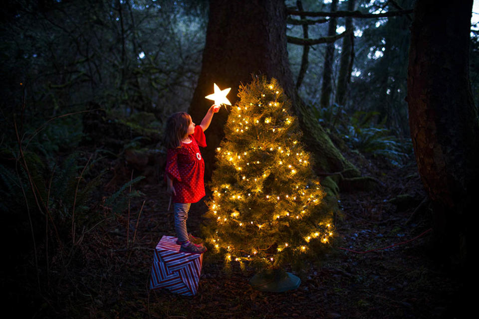女孩裝飾聖誕樹（Image Source : Getty Creative）
