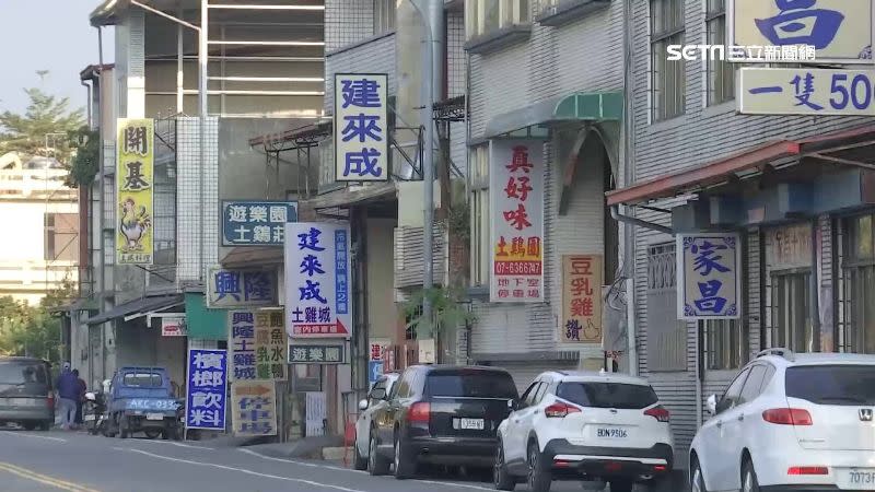 高雄月世界整條街上都是土雞店家。