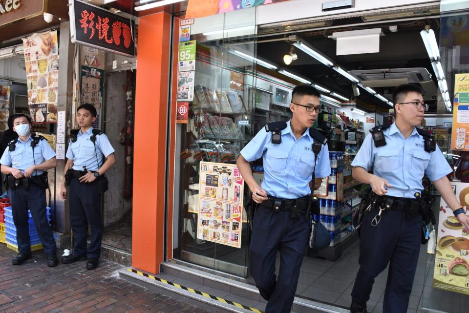 警方在被劫的便利店調查。