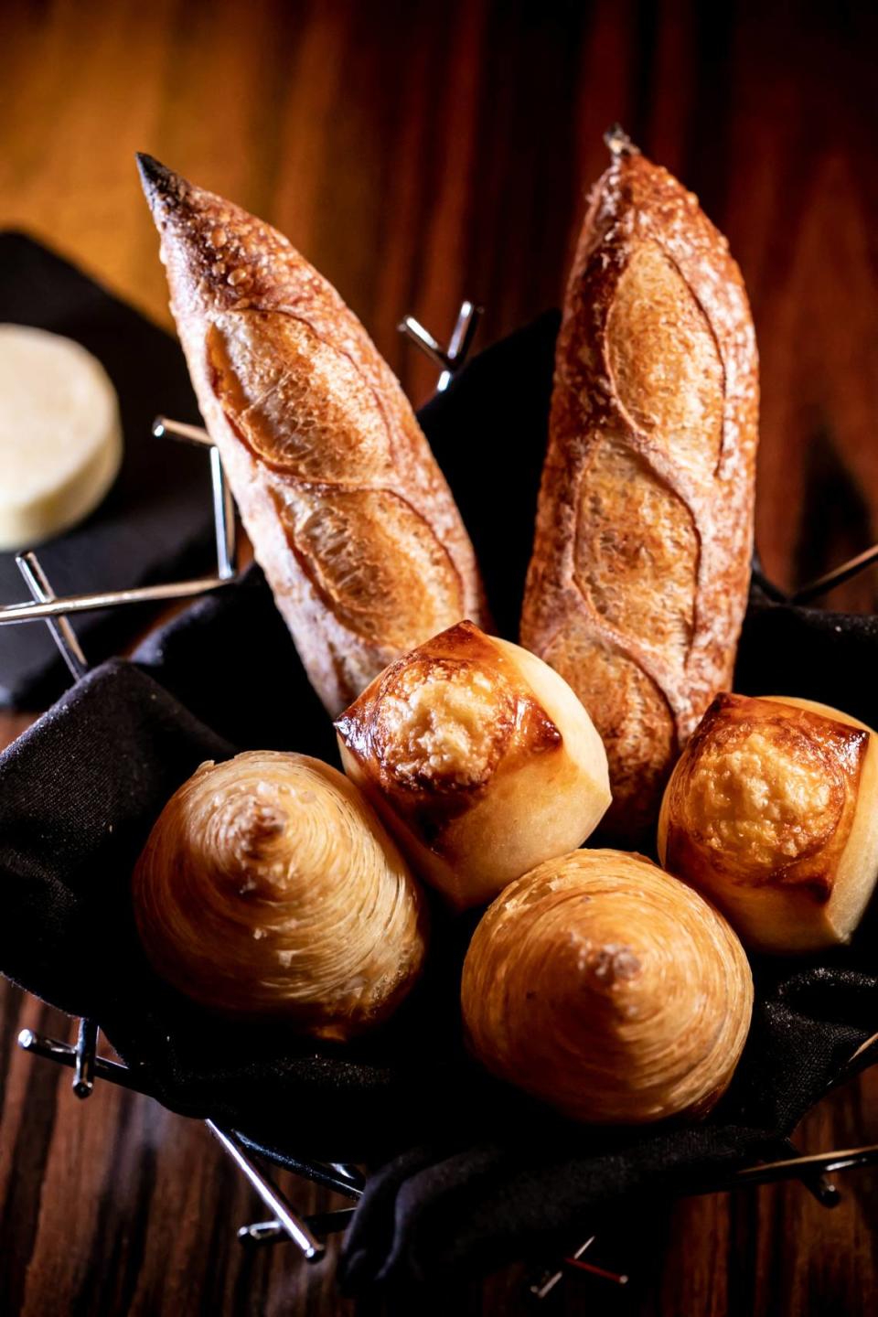 El pan de L'Atelier de Joël Robuchon es de elaboración propia y no puede faltar en la cena.