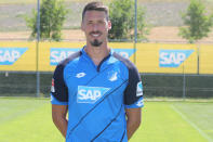 Ein hellblaues Heim-Trikot mit dünnen dunkelblauen Diagonal-Streifen tragen die Profis der TSG 1899 Hoffenheim.