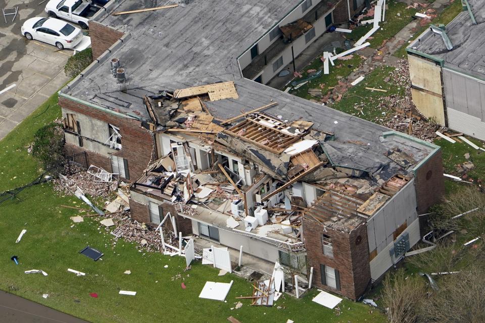 Un edificio de apartamentos muestra fuertes daños el jueves 27 de agosto de 2020 tras el paso del huracán Laura, cerca de Lake Charles, Luisiana. (AP Foto/David J. Phillip)