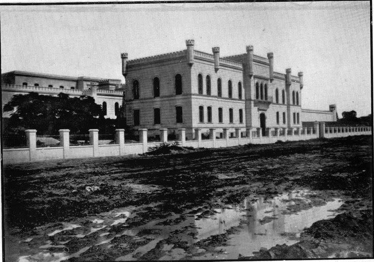 El frente del establecimiento, sobre la calle del Chavango, actual avenida Las Heras.