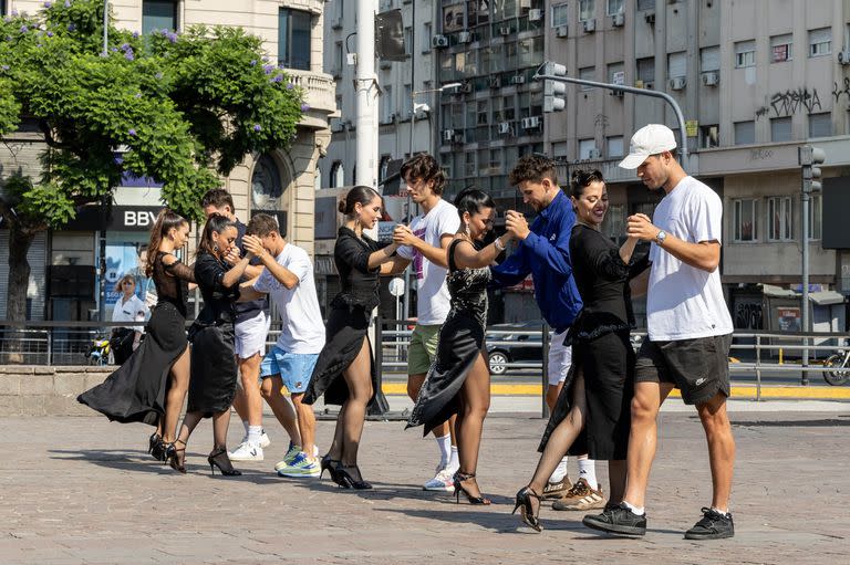 Alcaraz (gorra y remera blanca) participó, junto con Thiem, Musetti, Schwartzman y Norrie, de una promoción del ATP de Buenos Aires, bailando tango debajo del Obelisco