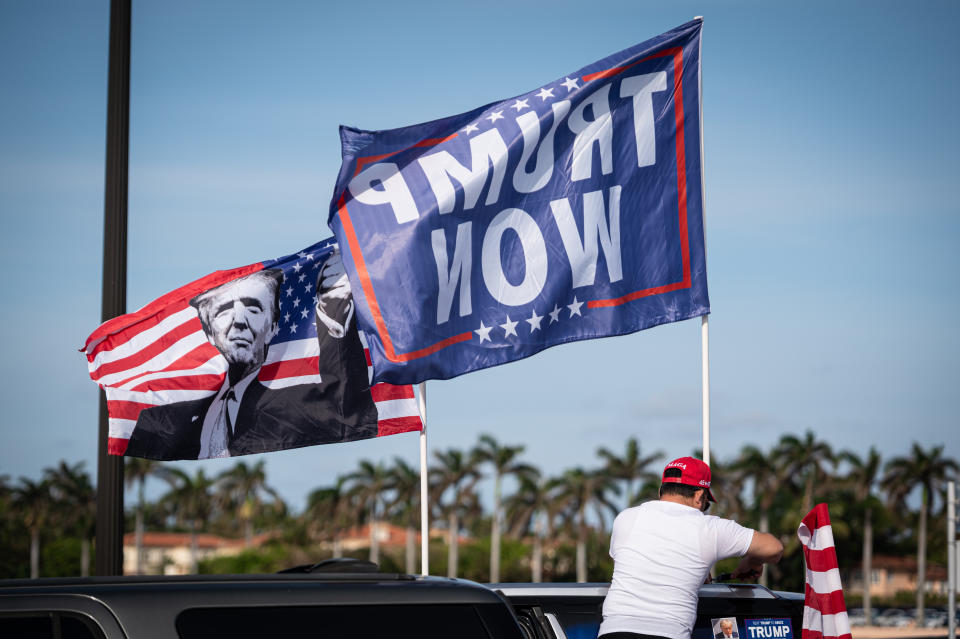 Seguidores de Trump con banderas con la cara del magnate. (Photo by Arturo Jimenez/Anadolu via Getty Images)