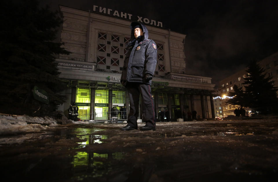 <p>A policeman stands guard near a supermarket after an explosion in St. Petersburg, Russia, Dec. 27, 2017. (Photo: Anton Vaganov/Reuters) </p>