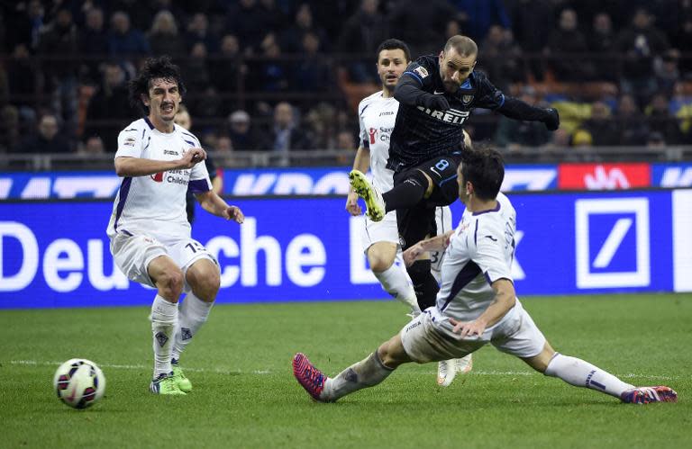 Inter Milan's Argentinian forward Rodrigo Palacio (C) vies for the ball with Fiorentina's Argentinian defender Gonzalo during the Italian Serie A football match on March 1, 2015 at the San Siro Stadium stadium in Milan