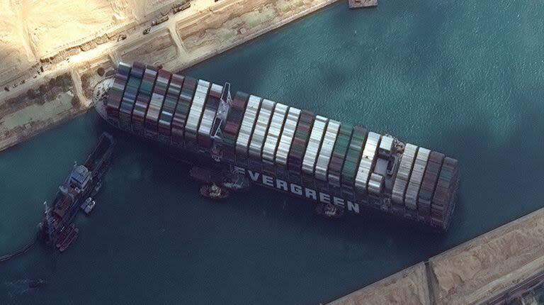 El portacontenedores Evergreen en 2021, bloqueando el cruce del Canal de Suez