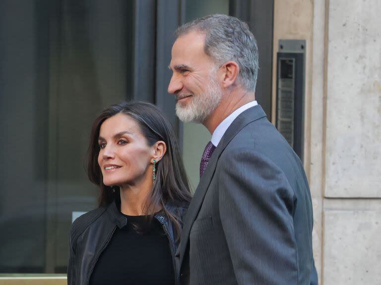 La Reina Letizia y el Rey Felipe a la salida del restaurante, a 20 de diciembre de 2023, en Madrid (España)