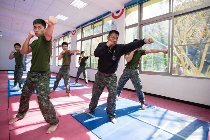 陸軍特戰訓練中心杜忠賢教官推廣拳擊運動，也訓練國軍特戰官兵散打搏擊戰技。（軍聞社記者周力行攝）