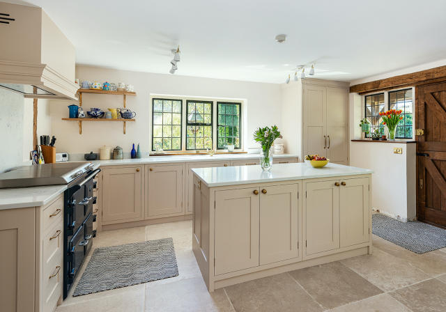 How to achieve a farmhouse kitchen look – the materials and features that  are key