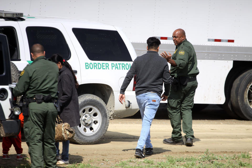 (FOTOS) La familia migrante que cruzó ilegalmente la frontera frente a los muros de Trump