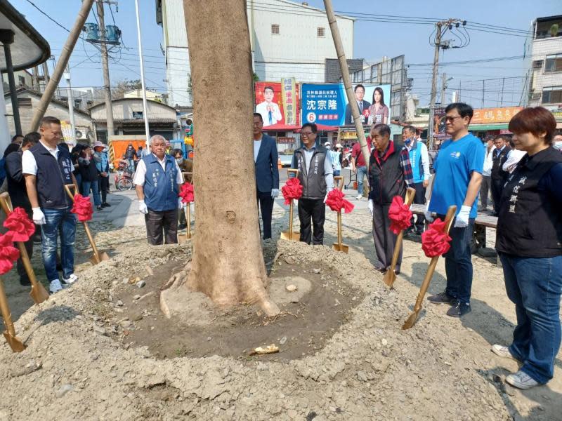 家族捐贈土庫鎮公所　庄役場前鳳凰樹栽植儀式