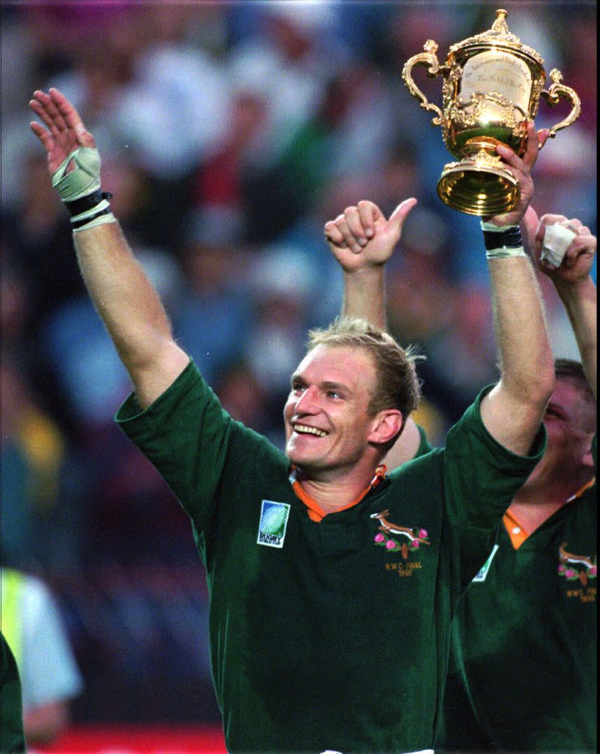 Francois Pienaar, capitán de los Springboks, levanta la copa; años más tarde. Matt Damon lo personificó en una película dirigida por Clint Eastwood