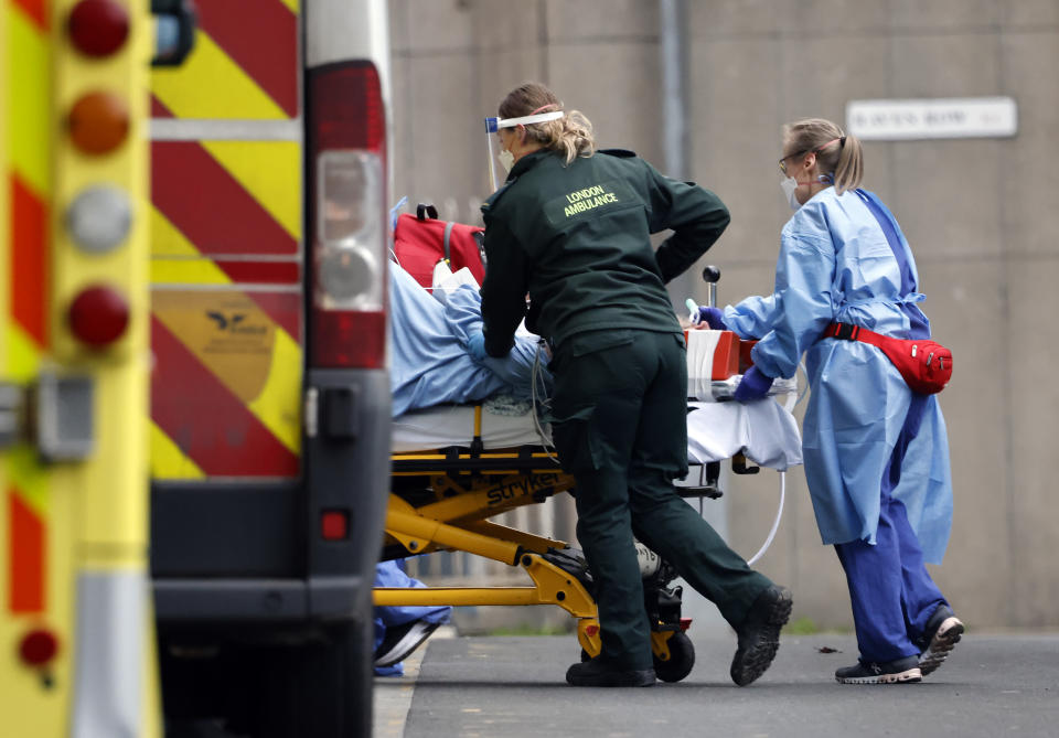 Ein Corona-Patient wird in eine Londoner Klinik gebracht (Bild: Tolga Akmen/AFP)